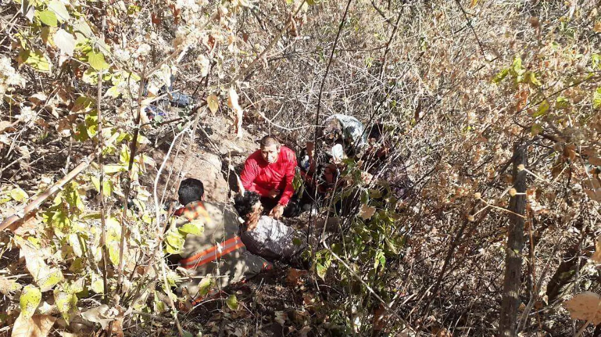 RESCATAN A HOMBRE QUE LE CAYÓ UNA PIEDRA EN AMACUECA